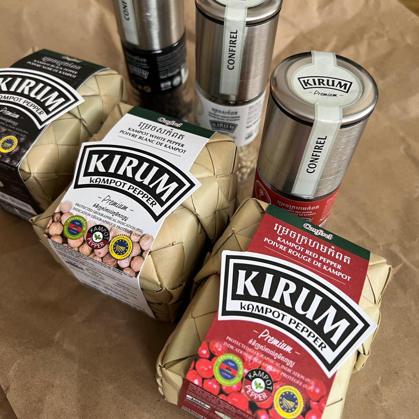 Coffret Grand Poivre de Kampot – 390 g Collection complète 6 pièces (3 × 30 g et 3 × 100 g)